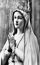 [Estatua de Nuestra Se&ntilde;ora de F&aacute;tima  de la iglesia de San Miguel en Munich]